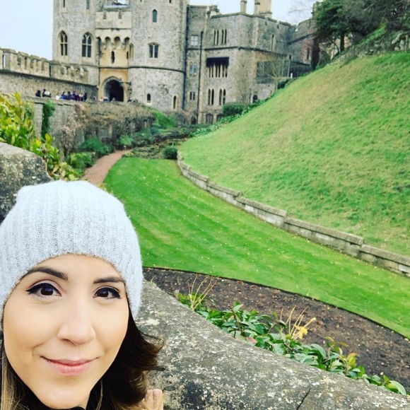 Hi my name is Stephanie, Welcome to my closet ❤️ - Picture 6 of 7